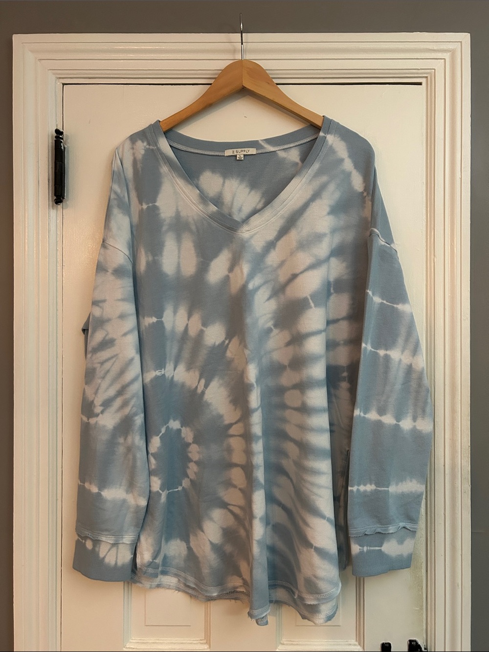 Z Supply Light Blue & White Tie-Dye V-Neck Sweatshirt w/ Raw-Like Hem